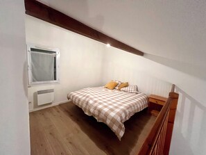 1 bedroom, bed sheets - T2 duplex apartment (Cazaubon)