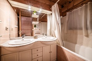 Shower - Chalet “8p Classique- L'alpage”: Mountain View, Private Terrace & Wi-Fi (Verchaix)