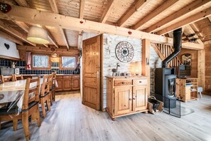 Interior - Chalet “8p Classique- L'alpage”: Mountain View, Private Terrace & Wi-Fi (Verchaix)