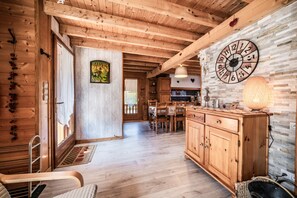 Interior - Chalet “8p Classique- L'alpage”: Mountain View, Private Terrace & Wi-Fi (Verchaix)