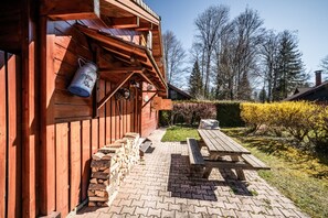 Outdoor dining - Chalet “8p Classique- L'alpage”: Mountain View, Private Terrace & Wi-Fi (Verchaix)