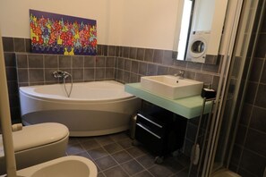Regadera, bidet, toallas 