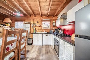 Fridge, microwave, oven, stovetop - Chalet “8p Classique-Le P'tit Marvel”: Mountain View, Private Terrace & Wi-Fi (Verchaix)