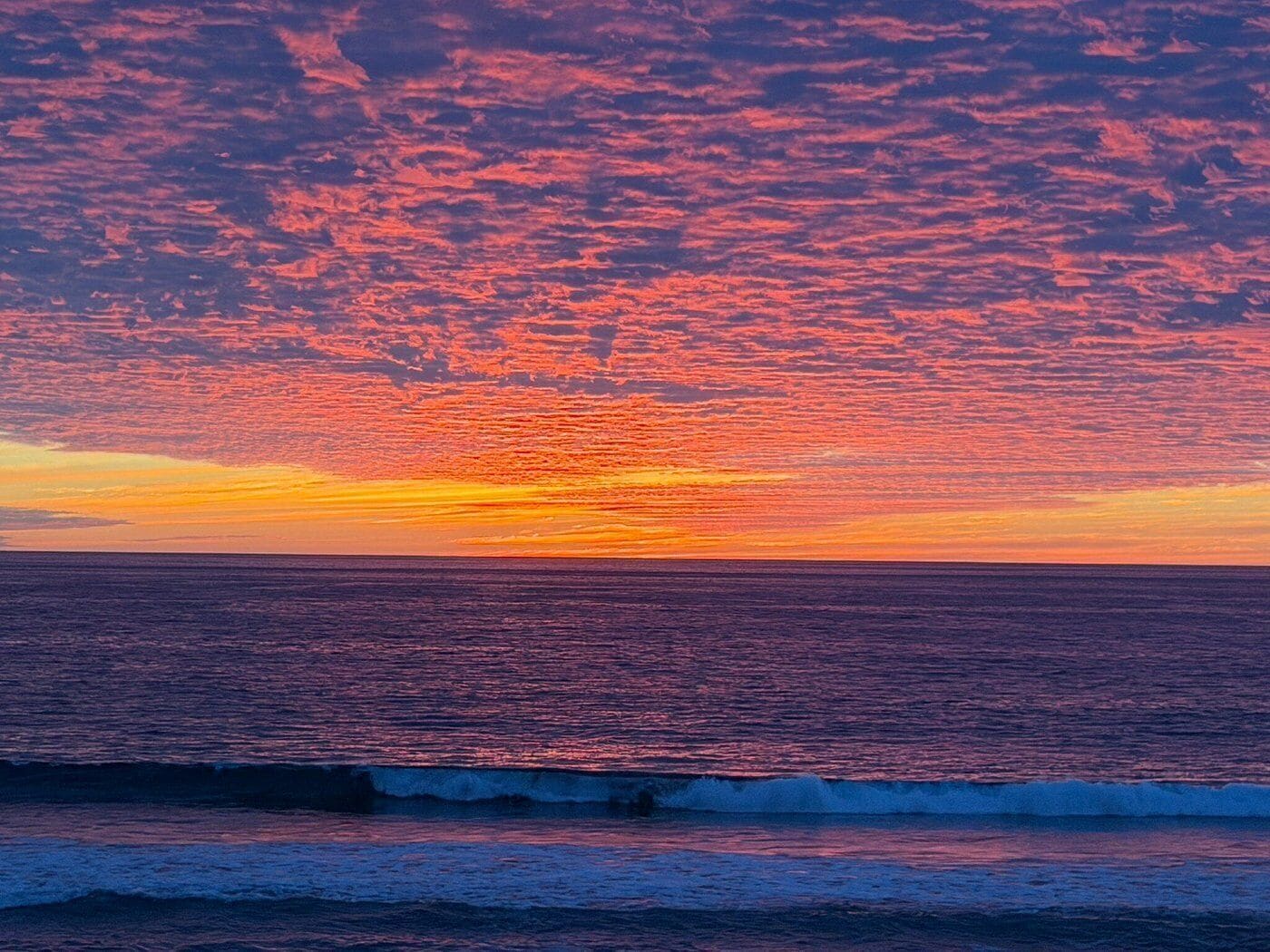En solnedgång över havet med en klar himmel.