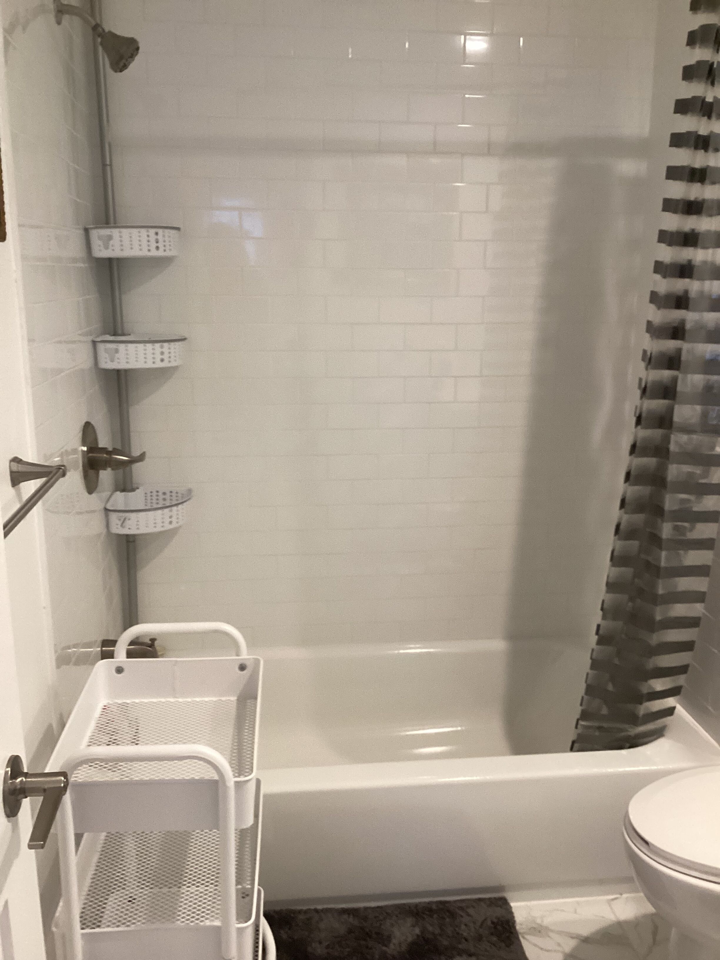 Regadera, toallas, jabón, papel de baño 