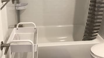 Regadera, toallas, jabón, papel de baño