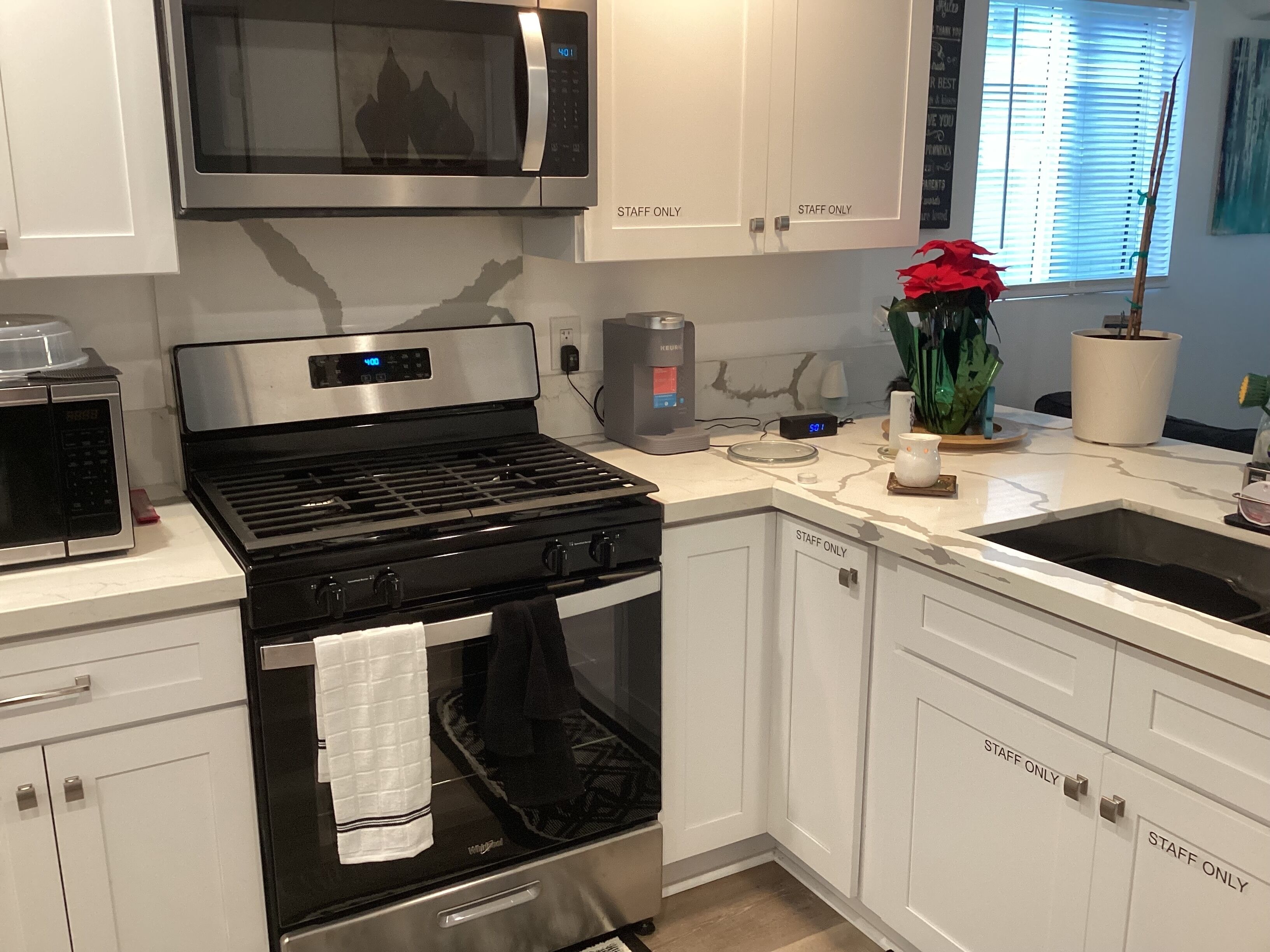 Refrigerador, microondas, horno y parrilla de estufa 