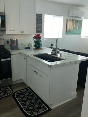 Jääkaappi, mikroaaltouuni, uuni, liesi