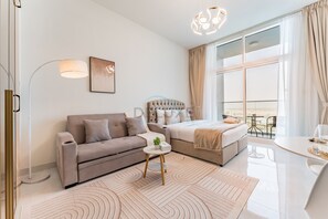 TV - High-Floor Studio with Views of Miracle Garden and Community (Dubai)