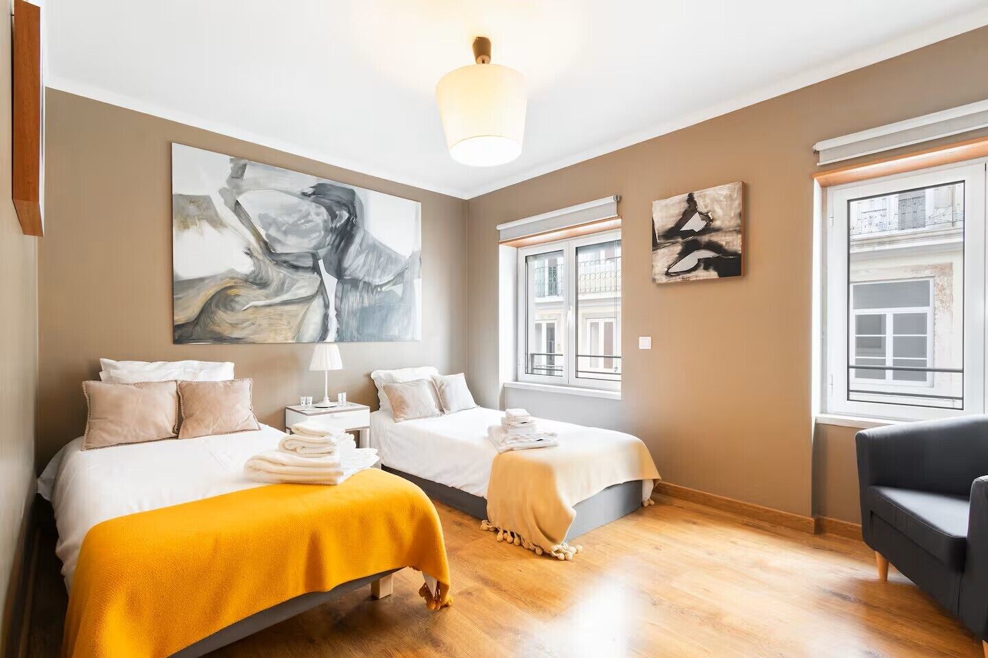 4 chambres, bureau, fer et planche à repasser, lit parapluie