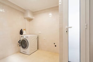 Interior - Exquisite Townhouse in Lisbon- Garage & Terrace (Lisboa)