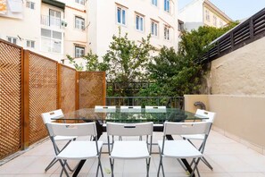 Outdoor dining - Exquisite Townhouse in Lisbon- Garage & Terrace (Lisboa)
