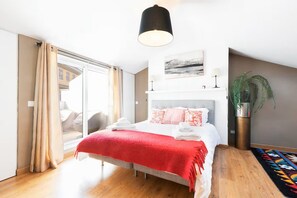 4 chambres, bureau, fer et planche à repasser, lit parapluie