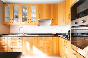 Private kitchen - Exquisite Townhouse in Lisbon- Garage & Terrace (Lisboa)
