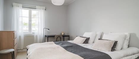 Iron/ironing board, Internet, bed sheets