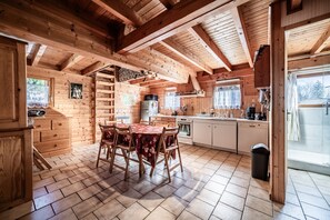 Fridge, microwave, oven, stovetop - Chalet “8p Simple - La Hulotte”: Mountain View, Private Terrace & Wi-Fi (Verchaix)