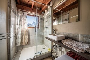 Shower - Chalet “8p Simple - La Hulotte”: Mountain View, Private Terrace & Wi-Fi (Verchaix)
