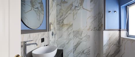 Douche, sĂšche-cheveux, serviettes fournies, papier toilette