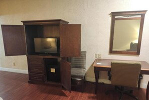 Interior - Spacious bedroom hotel in superb Fresno with AC comfort (Fresno)