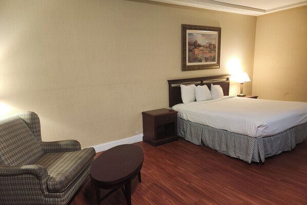 Room - Spacious bedroom hotel in superb Fresno with AC comfort (Fresno)