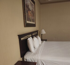 Room - Spacious bedroom hotel in superb Fresno with AC comfort (Fresno)