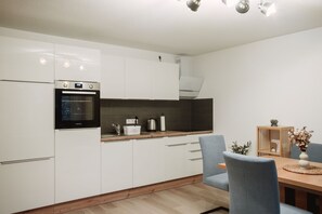 Fridge, oven, stovetop, dishwasher