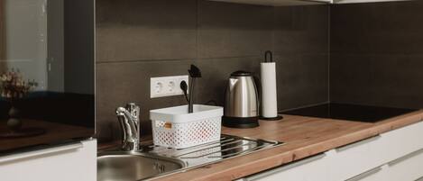 Kylskåp, ugn, spishäll och diskmaskin