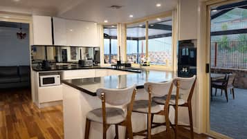 Een koelkast, een magnetron, een oven, een kookplaat