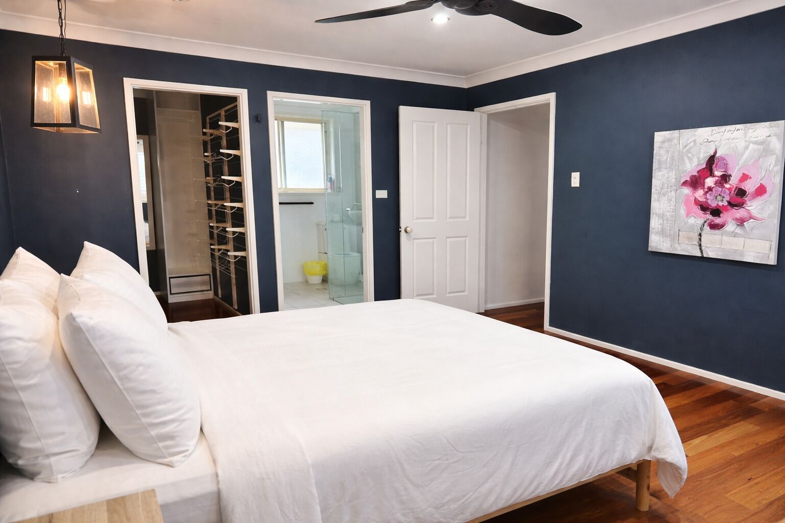 4 habitaciones, escritorio, tabla de planchar con plancha y wifi gratis 