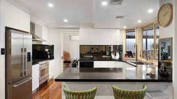 Geladeira, micro-ondas, fogão, cooktop