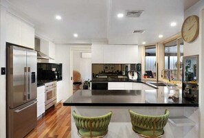 冰箱、微波炉、烤箱、炉灶