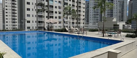 Appartement | Piscine | 2 piscines extérieures, parasols, chaises longues