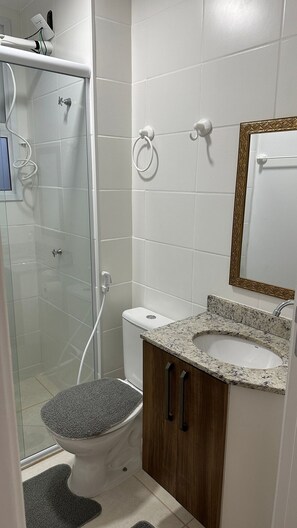Appartement | Salle de bain | Douche, articles de toilette de luxe, sèche-cheveux, peignoirs