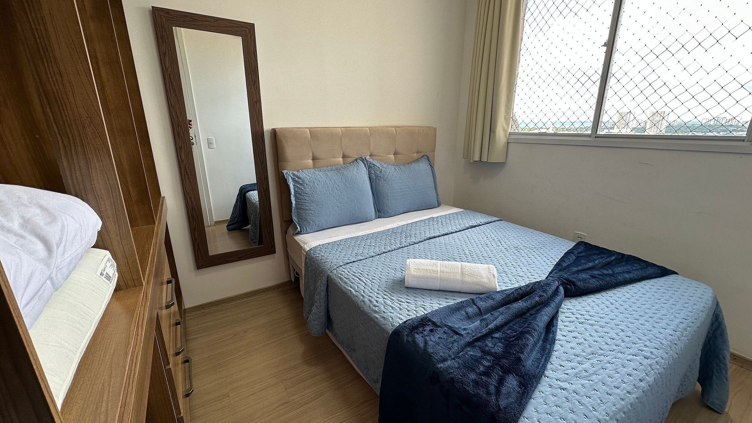 Tabla de planchar con plancha, wifi gratis y ropa de cama 
