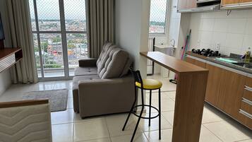 Apartamento clásico | Zona de estar | Smart TV de 43 pulgadas con canales por satélite