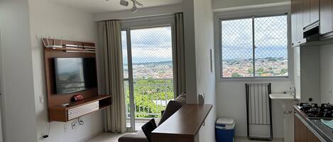 Appartement | Woonruimte | Een 43-inch smart-tv met satellietzenders