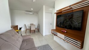 Apartment | Living area | 43-inch Smart TV with satellite channels - Apto. Novo Perto da Praia da Ponta Negra (Manaus)