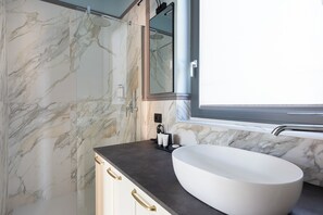 Shower, hair dryer, towels, toilet paper - Helvetia 24 (Baveno)