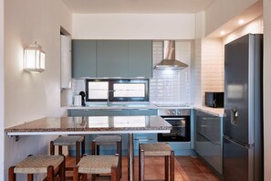 Fridge, microwave, oven, stovetop - Green Oasis apartment in Albufeira Jardim with communal pool (Albufeira)