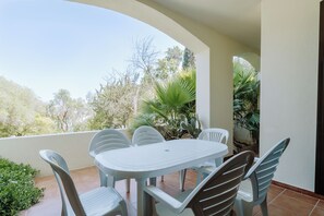 Outdoor dining - Green Oasis apartment in Albufeira Jardim with communal pool (Albufeira)