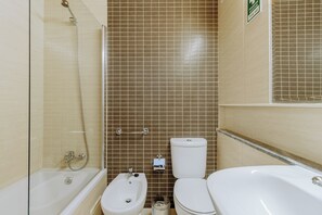 Hair dryer, towels, soap, toilet paper - Green Oasis apartment in Albufeira Jardim with communal pool (Albufeira)