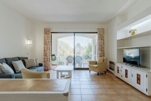 Smart TV - Green Oasis apartment in Albufeira Jardim with communal pool (Albufeira)