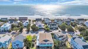 A coastal residential area with houses, a beach, and a clear view of the ocean. - Haney's By The C - Unit C of Triplex (Pawleys Island)