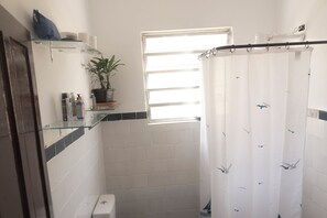 Ducha, jabón y papel higiénico