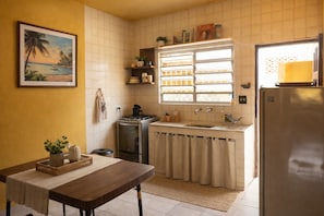 Private kitchen - Spacious House with Private Pool | Ideal for Families and Groups (Praia Grande)