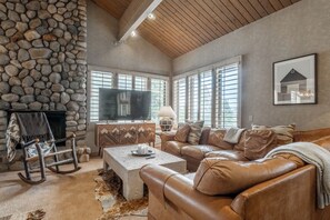 Smart-TV, peis og bøker