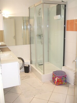 Shower, hair dryer, towels, soap - Appartement CarcaLuxe ** (Carcassonne)