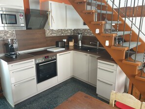 Jääkaappi, mikroaaltouuni, uuni, liesi