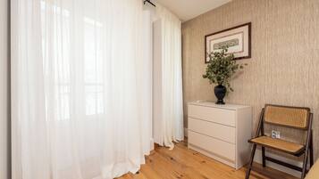 Iron/ironing board, WiFi (free)
