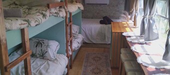 复古贝德福德巴士农场星空下的豪华露营